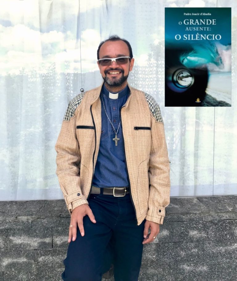 PADRE JOACIR D'ABAIA LANÇA NOVO LIVRO O GRANDE AUSENTE O SILÊNCIO