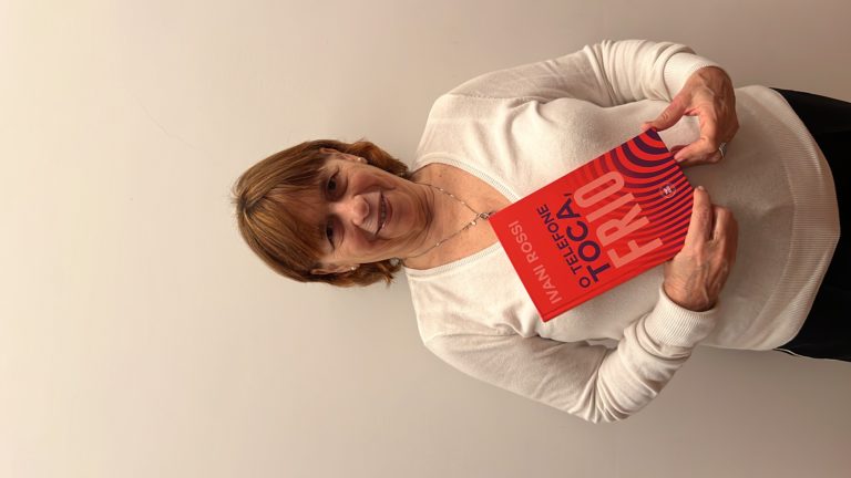 Ivani Rossi com o livro