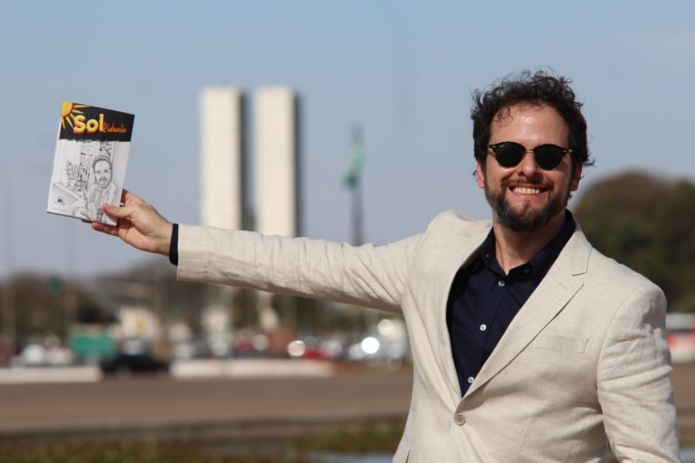 PRÊMIO LITERÁRIO CLARICE LISPECTOR 2024 – ZLBOOKS. MELHOR LIVRO DE POESIA. SOLRIDENTE, DE PIETRO COSTA. TROFÉU E CERTIFICAÇÃO EM CERIMÔNIA NO COPACABANA PALACE 